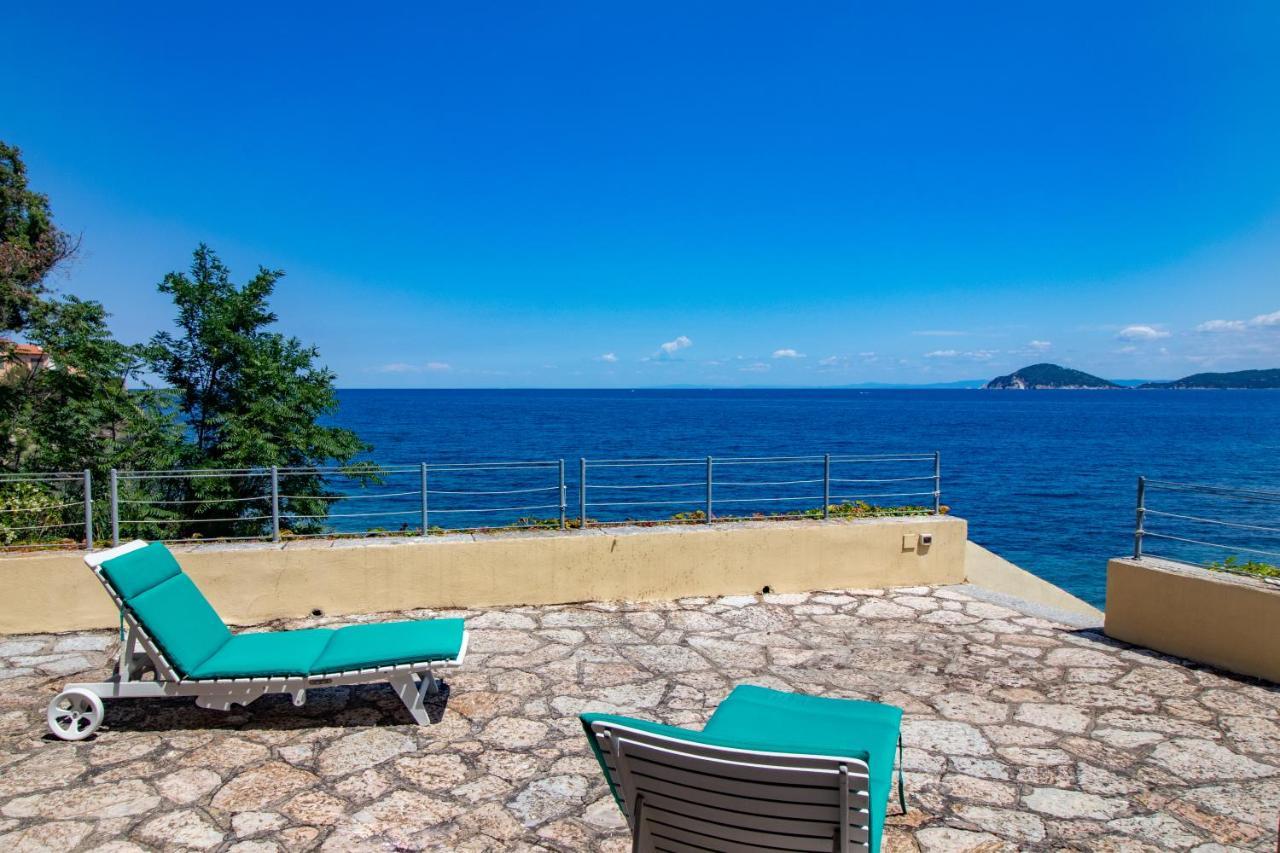 Villa Le Sprizze A Bordo Del Mare - Goelba Marciana Marina  Exterior photo